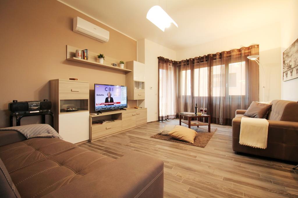 Eur Bright Spacious Terraced Apartment With Private Parking Only For Small Cars Rome Buitenkant foto