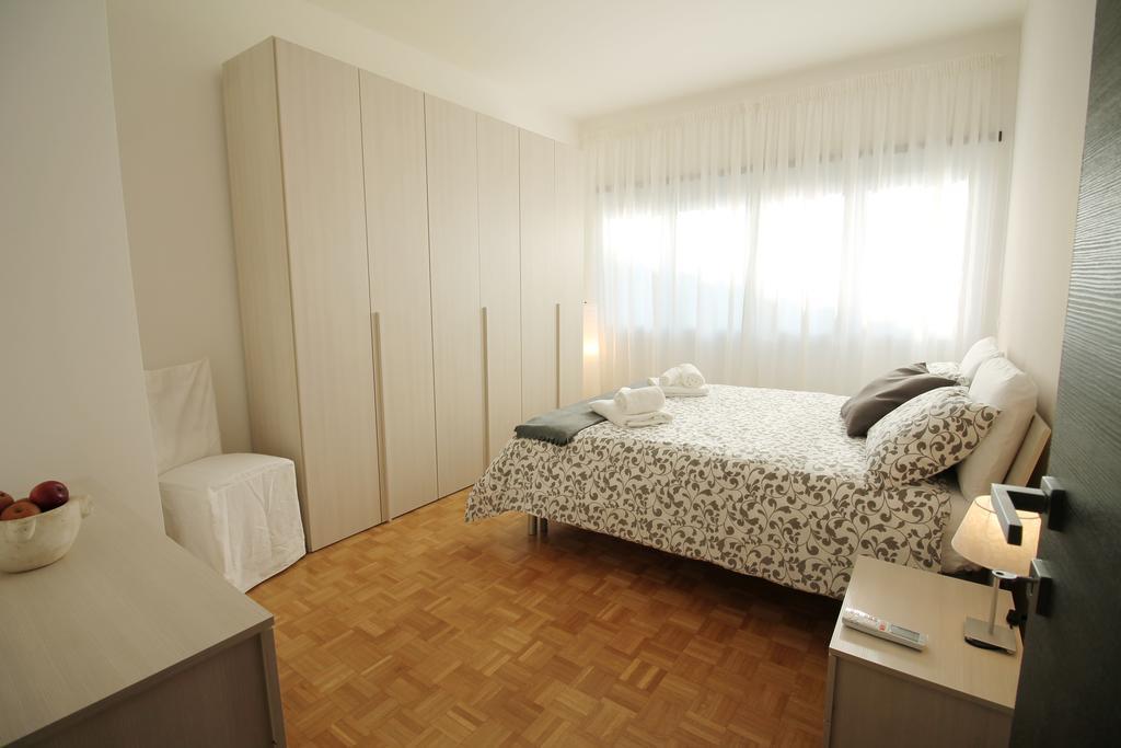 Eur Bright Spacious Terraced Apartment With Private Parking Only For Small Cars Rome Buitenkant foto