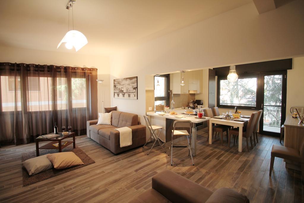 Eur Bright Spacious Terraced Apartment With Private Parking Only For Small Cars Rome Buitenkant foto